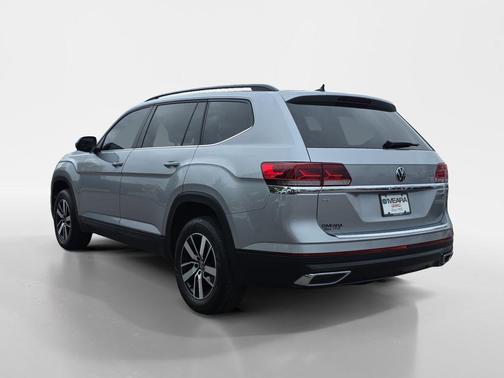 Platinum Gray Metallic 2022 Volkswagen Atlas 2.0T SE