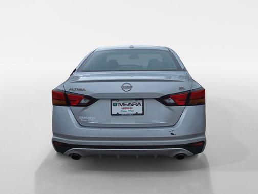 Brilliant Silver Metallic 2023 Nissan Altima 2.5 SL