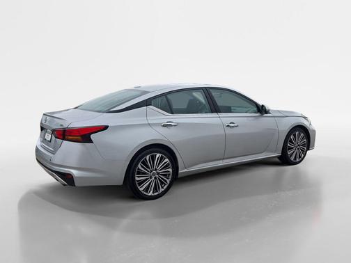 Brilliant Silver Metallic 2023 Nissan Altima 2.5 SL