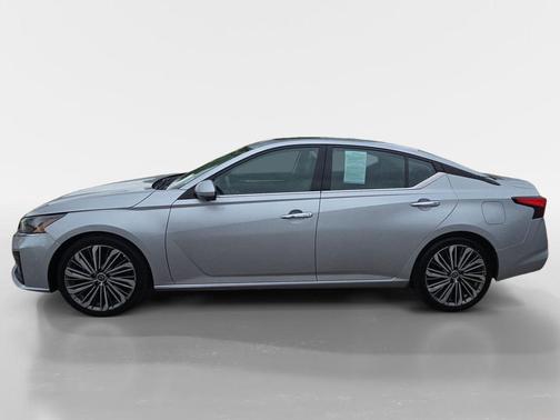 Brilliant Silver Metallic 2023 Nissan Altima 2.5 SL