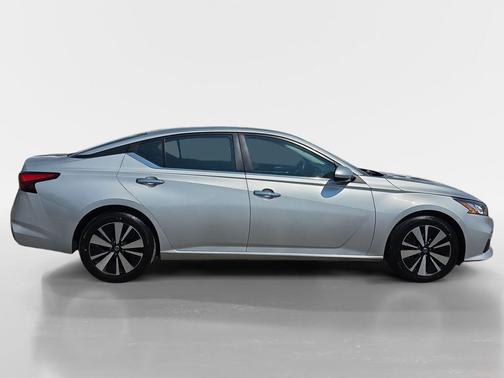 Brilliant Silver Metallic 2022 Nissan Altima 2.5 SV