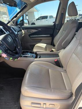 White 2017 Honda Pilot Elite