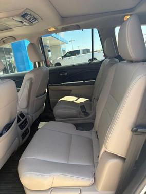 White 2017 Honda Pilot Elite