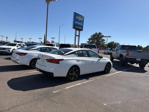 Glacier White 2024 Nissan Altima 2.5 SR