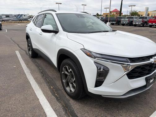 Summit White 2025 Chevrolet Trax LT