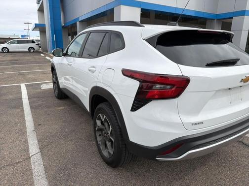 Summit White 2025 Chevrolet Trax LT