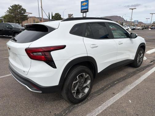 Summit White 2025 Chevrolet Trax LT