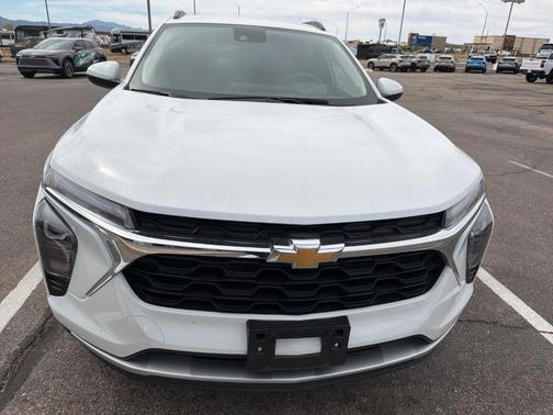 Summit White 2025 Chevrolet Trax LT