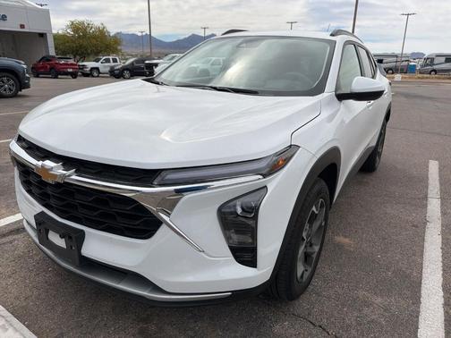 Summit White 2025 Chevrolet Trax LT