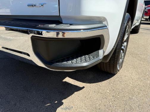 Summit White 2024 GMC Sierra 1500 SLT