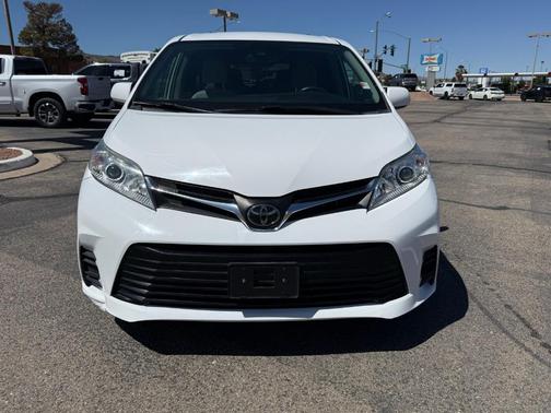 Super White 2019 Toyota Sienna LE