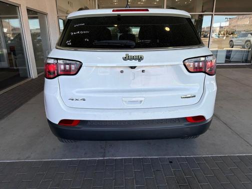 Bright White Clearcoat 2024 Jeep Compass Latitude