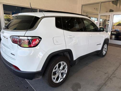 Bright White Clearcoat 2024 Jeep Compass Latitude