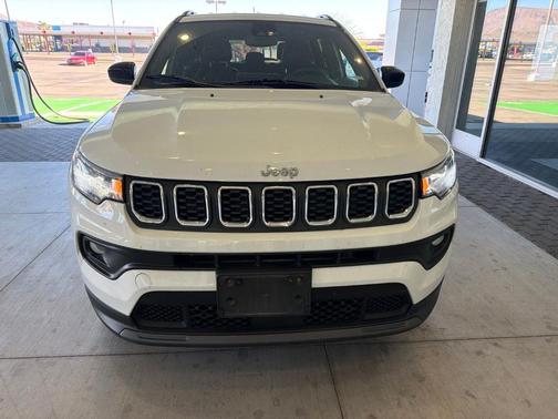 Bright White Clearcoat 2024 Jeep Compass Latitude