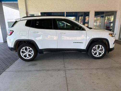 Bright White Clearcoat 2024 Jeep Compass Latitude