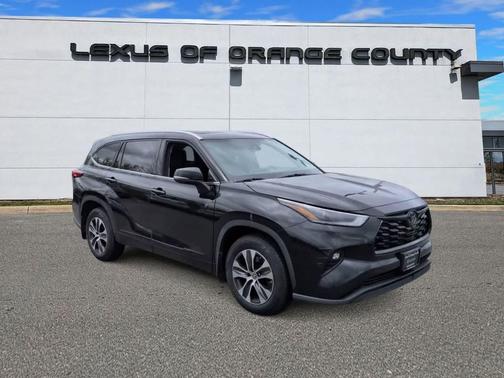 Midnight Black Metallic 2021 Toyota Highlander XLE