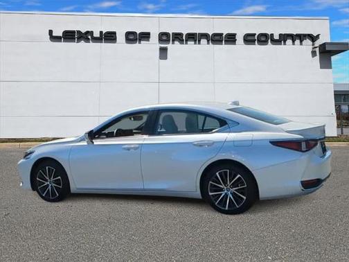 2025 Lexus ES 300h Base
