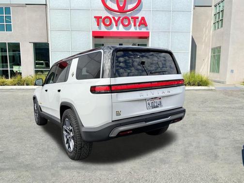 2023 Rivian R1S Adventure