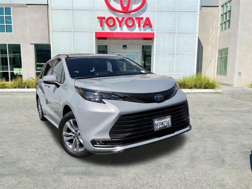2023 Toyota Sienna Woodland Edition