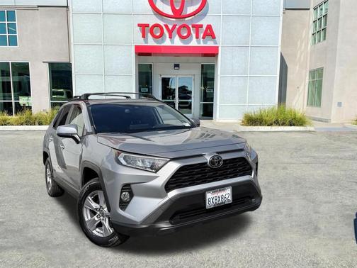 Silver Sky Metallic 2019 Toyota RAV4 XLE Premium