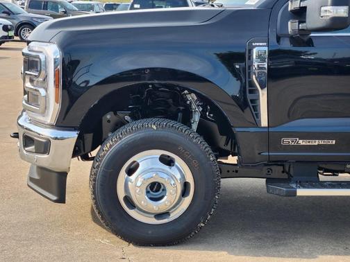 Agate Black 2026 Ford F-350 Lariat Super Duty