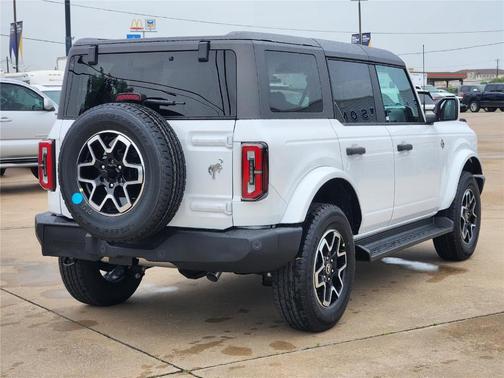Oxford White 2026 Ford Bronco Outer Banks