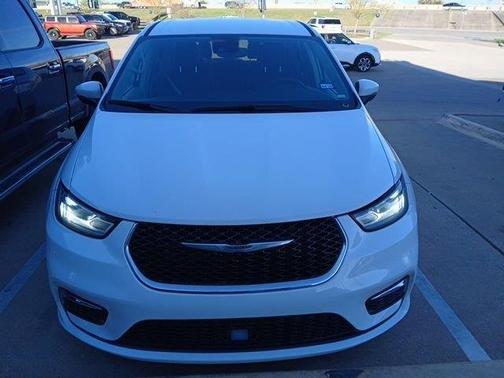 2023 Chrysler Pacifica Touring-L