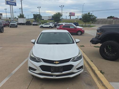 Summit White 2017 Chevrolet Cruze LT