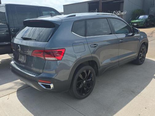 Platinum Gray Metallic 2022 Volkswagen Taos 1.5T SE