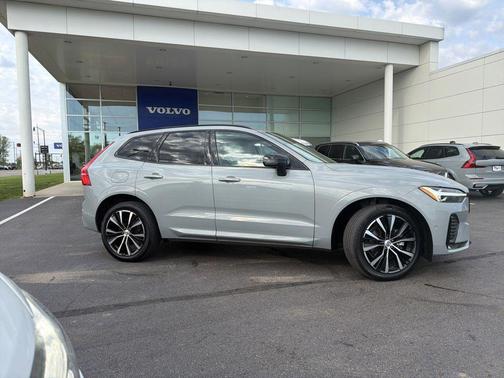 Vapour Gray Metallic 2024 Volvo XC60 B5 Plus Dark Theme