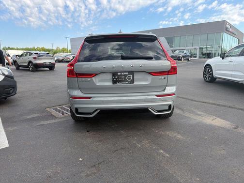 Vapour Gray Metallic 2024 Volvo XC60 B5 Plus Dark Theme