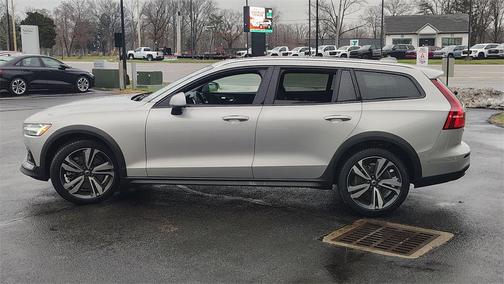 2025 Volvo V60 Cross Country B5 Plus