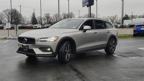 2025 Volvo V60 Cross Country B5 Plus