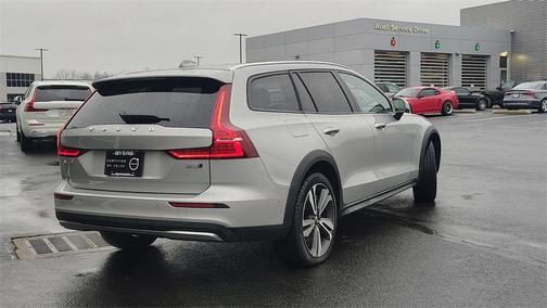 2025 Volvo V60 Cross Country B5 Plus