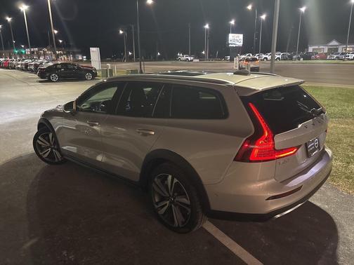 2025 Volvo V60 Cross Country B5 Plus
