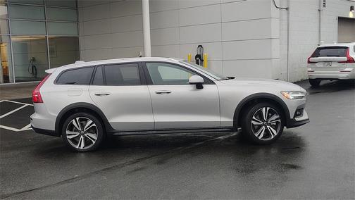 2025 Volvo V60 Cross Country B5 Plus