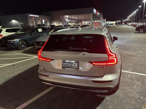 2025 Volvo V60 Cross Country B5 Plus