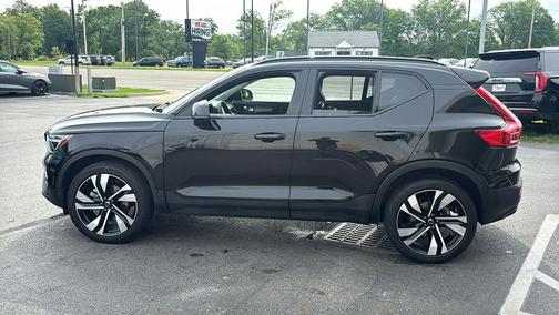 Onyx Black Metallic 2023 Volvo XC40 B5 Plus Dark Theme