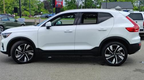 2025 Volvo XC40 B5 Plus Bright Theme