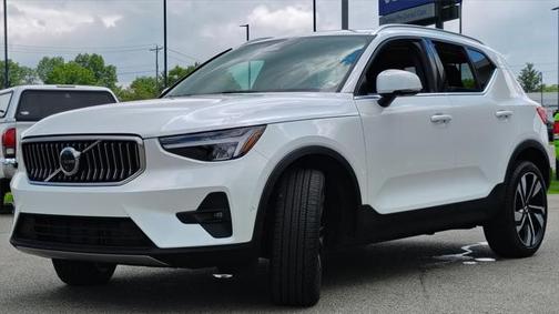 2025 Volvo XC40 B5 Plus Bright Theme