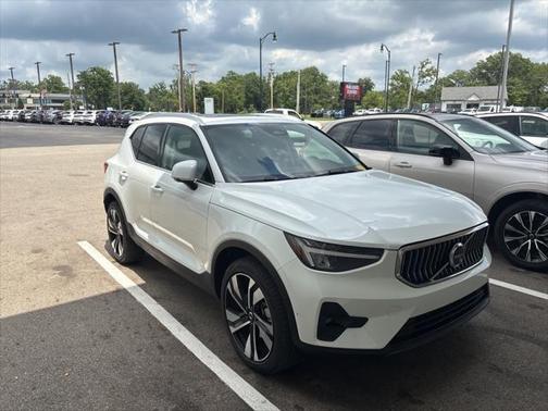 2025 Volvo XC40 B5 Plus Bright Theme