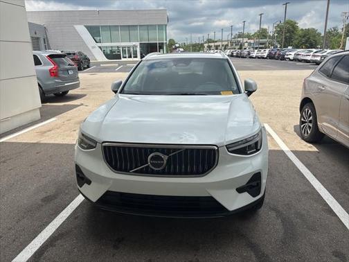 2025 Volvo XC40 B5 Plus Bright Theme