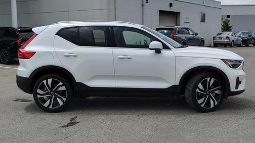 2025 Volvo XC40 B5 Plus Bright Theme