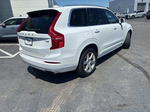 Crystal White Metallic 2021 Volvo XC90 T6 Momentum