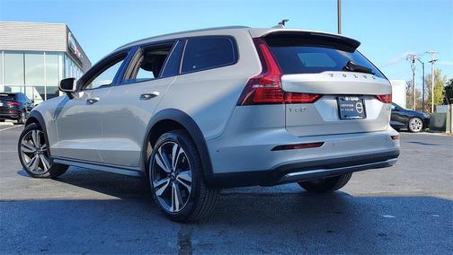 2025 Volvo V60 Cross Country B5 Plus