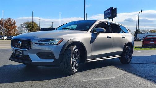 2025 Volvo V60 Cross Country B5 Plus