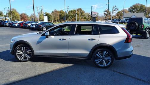 2025 Volvo V60 Cross Country B5 Plus