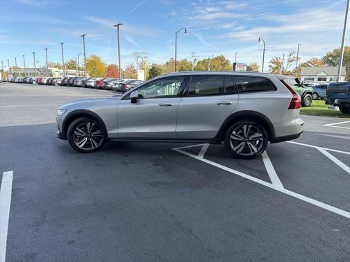 2025 Volvo V60 Cross Country B5 Plus