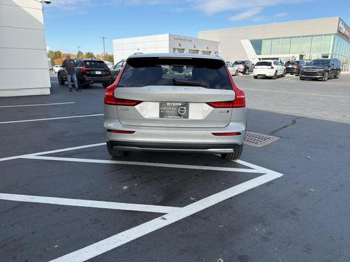 2025 Volvo V60 Cross Country B5 Plus