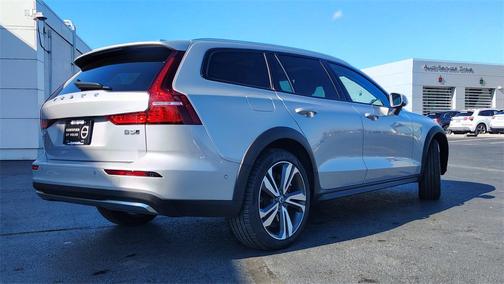 2025 Volvo V60 Cross Country B5 Plus